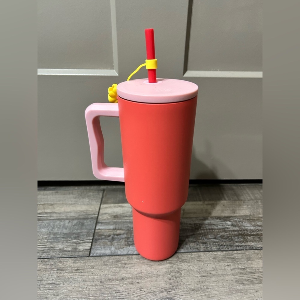 40 oz Simple Modern Trek Tumbler featuring a pink handle and a coral-colored - Picture 3 of 6